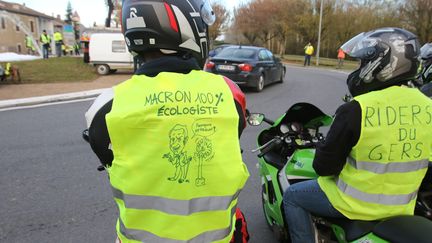 Des motards ironisent sur la fiscalité verte, estimant qu'Emmanuel Macron est "100% écologiste" car il brasse du vent, le 24 novembre à Auch (Gers). (MAXPPP)