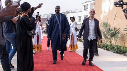 L'acteur et producteur Omar Sy en compagnie de Mathieu Vadepied pour la première du films "Tirailleurs", à Dakar, au Sénégal. (JOHN WESSELS / AFP)