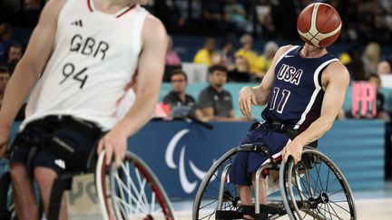 Steve Serio, l'illusionniste. Le basketteur américain joue avec la perspective et disparaît derrière la balle lors de la finale  du tournoi de basket fauteuil, à la Bercy Arena, le 7 septembre 2024. (THOMAS PADILLA / SIPA)