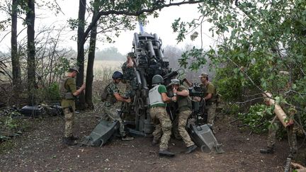 Des militaires ukrainiens tirent des obus dans la région de Kharkiv, au nord-est de l'Ukraine, en juillet 2022. (VYACHESLAV MADIYEVSKYY / AVALON / MAXPPP)