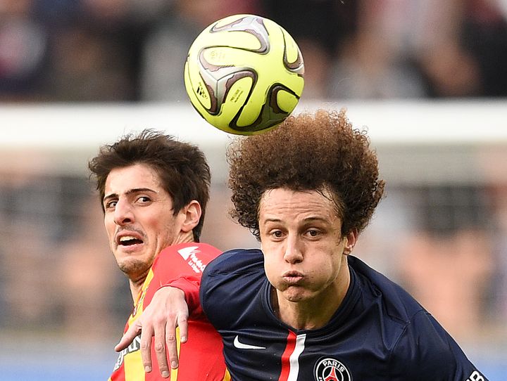 Le Parisien David Luiz &agrave; la lutte avec le Lensois Pablo Chavarria, le 7 mars 2015 &agrave; Paris. (FRANCK FIFE / AFP)