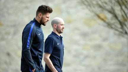 Les Français Benoît Costil et Christophe Jallet avant une conférence de presse à Clairefontaine, le 21 mars 2016. (FRANCK FIFE / AFP)