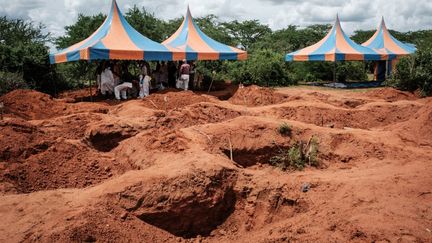 La fosse commune de la forêt de Shakahola (Kenya), le 25 avril 2023. (YASUYOSHI CHIBA / AFP)