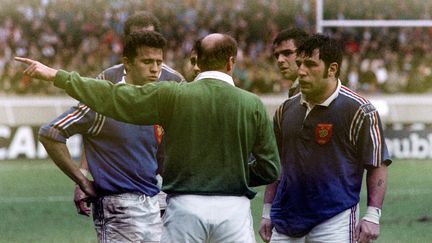 L'arbitre du match France-Angleterre du Tournoi des cinq nations montre le chemin des vestiaires au talonneur français Vincent Moscato, qu'il vient d'expulser, au Parc des Princes, le 15 février 1992. (JEAN-PIERRE MULLER / AFP)