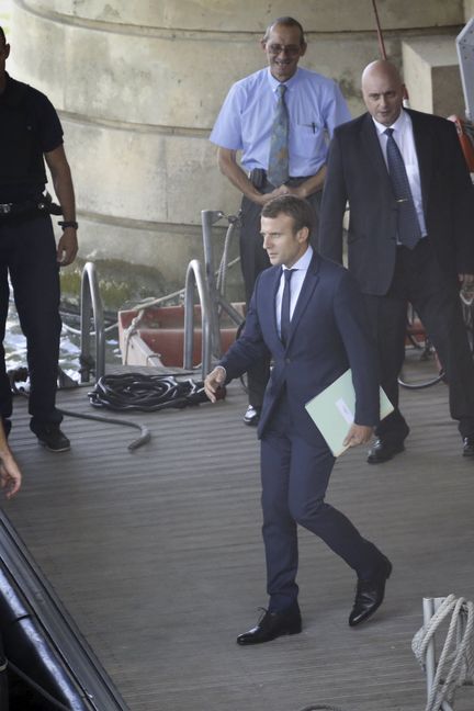 Emmanuel Macron quitte Bercy en navette fluviale pour remettre sa démission au président, le 30 août 2016 (DENIS ALLARD/REA)