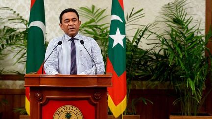 A Malé, capitale des Maldives, le 25 octobre 2015, le président Abdulla Yameen annonce la destitution de son vice-président Ahmed Adeeb qu'il soupçonne d'avoir voulu attenter à sa vie, lors d'une explosion sur son yacht en septembre dernier. (AFP PHOTO / MALDIVES PRESIDENCY)