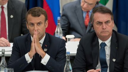 Emmanuel Macron et Jair Bolsonaro, lors du sommet du G20 à&nbsp;Osaka (Japon),&nbsp;le 28 juin 2019.&nbsp; (JACQUES WITT / POOL / AFP)