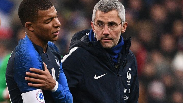 Franck Le Gall prend des nouvelles de Kylian Mbappé lors du match entre la France et l'Uruguay au stade de France, le 20 novembre 2018. (FRANCK FIFE / AFP)