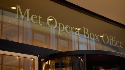 Entrée de la billeterie du Metropolitan Opera à New York en octobre 2018. (ANGELA WEISS / AFP)