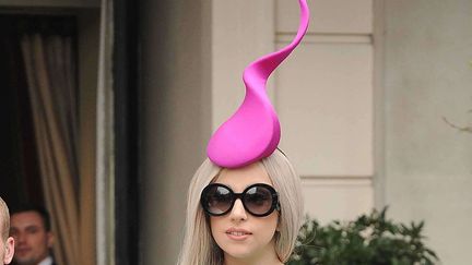 Apr&egrave;s une pause la semaine pass&eacute;e dans l'excentricit&eacute; vestimentaire qui la caract&eacute;rise, Lady Gaga nous a grattifi&eacute;e cette semaine, dans l'ordre, d'un chapeau en forme de spermatozo&iuml;de... (WENN / SIPA)