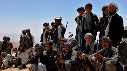 Des combattants talibans lors d'une cérémonie de reddition, dans la province de Samangan (Afghanistan), le 19 juillet 2016. (YAQOUB AZORDA / NURPHOTO)