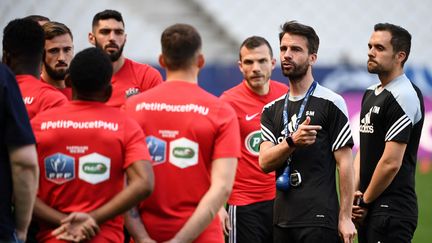 Stéphane Masala (deuxième en partant de la droite) avant la finale de la Coupe de France entre le PSG et Les Herbiers le 7 mai 2018. (FRANCK FIFE / AFP)