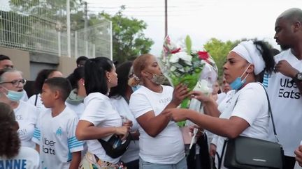 Dans un contexte marqué par des règlements de&nbsp;comptes&nbsp;en série et un climat d'insécurité, Rayanne, 14 ans, a été abattu au mois d'août à Marseille (Bouches-du-Rhône). Dimanche 26 septembre, ses proches et les habitants de&nbsp;son quartier&nbsp;ont organisé une marche blanche en sa mémoire.&nbsp; (FRANCE 2)