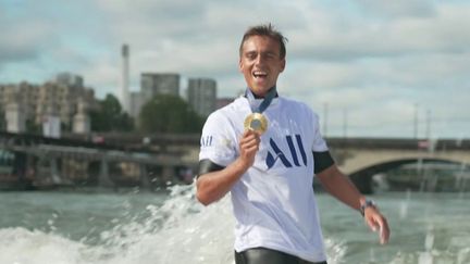 Paris 2024 : le champion olympique Kauli Vaast a surfé sur la Seine avec sa médaille d'or