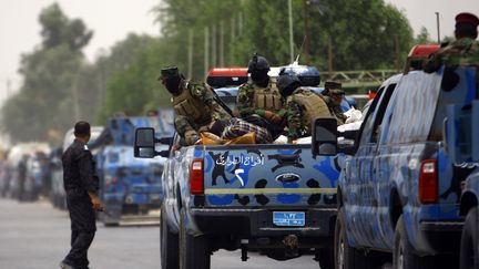 Des soldats irakiens envoy&eacute;s &agrave; Mossoul, dans le nord du pays, pour lutter contre les insurg&eacute;s, le 8 juin 2014. (HAIDAR HAMDANI / AFP)