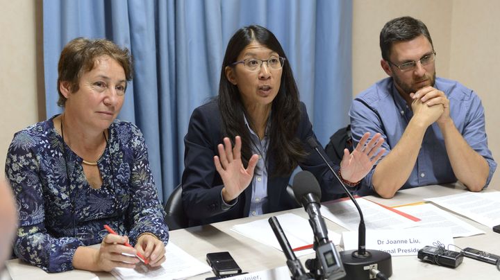 Joanne Liu, pr&eacute;sident de MSF International, entour&eacute;e de deux responsables de l'ONG, &agrave; Gen&ecirc;ve (Suisse), le 7 octobre 2015. (MARTIAL TREZZINI / AP / SIPA)