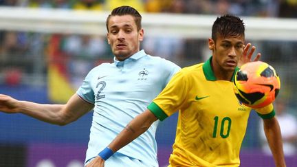 Le Brésilien Neymar surveillé par Debuchy