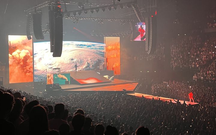 Les images de ravages environnementaux sur "All The Good Girls Go To Hell", au concert de Billie Eilish à l'AccorArena de Paris-Bercy, mercredi 22 juin 2022. (LAURE NARLIAN / FRANCEINFO CULTURE)