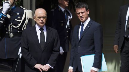 Le ministre de l'Int&eacute;rieur, Bernard Cazeneuve, et le Premier ministre, Manuel Valls, le 15 juin 2015 &agrave; Paris. (MARTIN BUREAU / AFP)