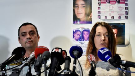 Joachim et Jennifer de Araujo, les parents de Maëlys, disparue depuis le 27 août 2017, s'adressent à la presse à Villeurbanne, le 28 septembre 2017. (JEFF PACHOUD / AFP)