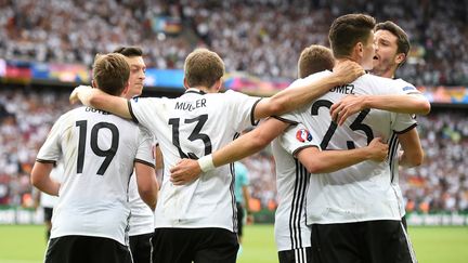 Les Allemands fêtent leur but victorieux contre l'Irlande du Nord en match de poules de l'Euro, le 21 juin 2016 au Parc des Princes, à Paris. (LIONEL BONAVENTURE / AFP)