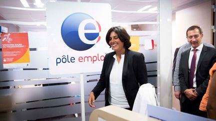 &nbsp; (La nouvelle ministre du Travail, Myriam El Khomri, visite une agence Pôle emploi, le 2 septembre à Paris © MaxPPP)