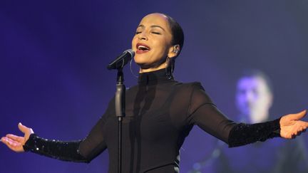 La chanteuse anglo-nigeriane Sade sur scène à Nice le 29 avril 2011.
 (Valery Hache / AFP)