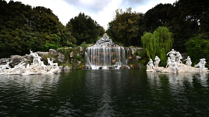 Un des fontaines des jardins du Palais Royal de Caserte en Italie, le 12 mai 2023. (ANDREAS SOLARO / AFP)