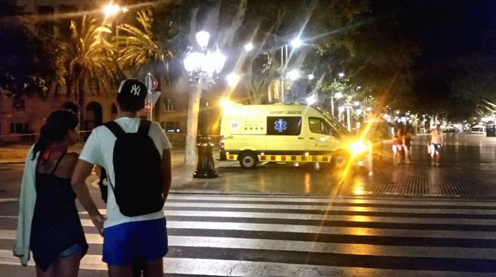 Une ambulance stationne sur les Ramblas pour prendre en charge les victimes. (RADIO FRANCE / BENJAMIN ILLY)