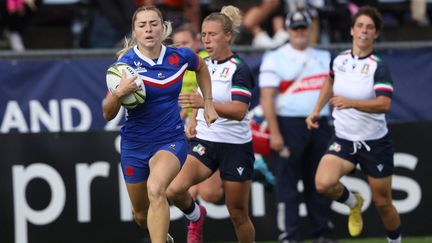 L'ailière tricolore Joanna Grisez file à l'essai contre l'Italie, le 29 octobre 2022. (MICHAEL BRADLEY / AFP)