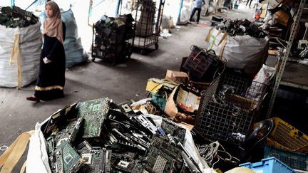 Dans une société de recyclage de déchets électroniques de la banlieue de Kuala Lumpur, capitale de la Malaisie.  (Manan VATSYAYANA / AFP)