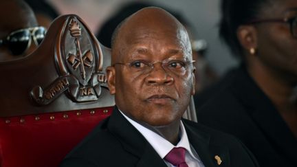 Le 29 juillet 2020, le président tanzanien John Magufuli assiste aux funérailles de l'ancien président Benjamin Mkapa dans le village de Lupaso,&nbsp;au sud du pays. (STR / AFP)