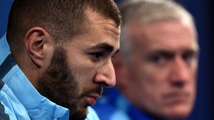 Karim Benzema répond à la presse sous les yeux du sélectionneur Didier Deschamps en mars 2015. (FRANCK FIFE / AFP)