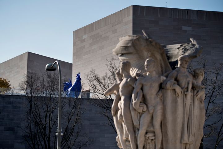 Le National Art Gallery à Washington, conçu par l'architcte&nbsp;Ieoh Ming Pei, photographié le 11 décembre 2017. (BRENDAN SMIALOWSKI / AFP)