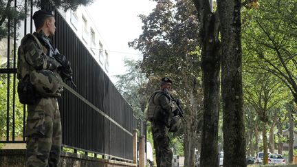 Photo d'illustration de militaires surveillant un lieu de culte à Saint-Fons (Rhône), le 27 juillet 2016. (MAXPPP)