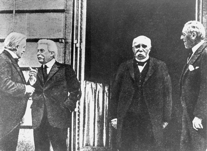 Les "Quatre grands" de la conférence mettant fin à la Première guerre mondiale en 1919 à Paris. De gauche à droite: le Premier ministre britannique David Lloyd George, le président du Conseil italien&nbsp;Vittorio Emanuele Orlando; le président du Conseil français Georges Clémenceau; le président des Etats-Unis Woodrow Wilson. (AFP - DPA)