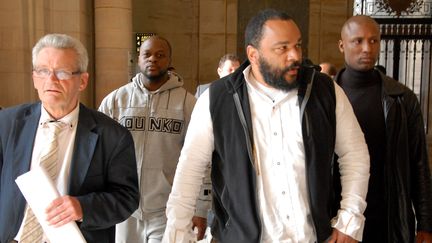 L'humoriste controvers&eacute; Dieudonn&eacute; M'Bala M'Bala arrive au tribunal de Paris, le 18 juin 2014. (CITIZENSIDE / PATRICE PIERROT / AFP)