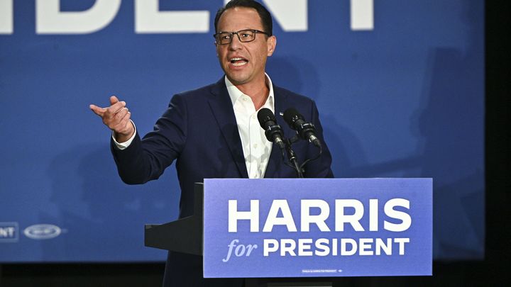 Josh Shapiro donne un discours au cours d'un meeting dans la ville d'Amber en Pennsylvanie, le 29 juillet 2024. (RICKY FITCHETT/ SIPA)