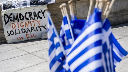 Une pancarte demande de la d&eacute;mocratie, de la solidarit&eacute; et de la dignit&eacute; en Europe, le 1er juillet 2015, sur la place Syntagma &agrave; Ath&egrave;nes (Gr&egrave;ce). (LAURIE DIEFFEMBACQ / BELGA MAG)