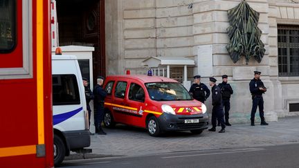 Un véhicule des pompiers quitte la préfecture de police de Paris, le 3 octobre 2019. (GEOFFROY VAN DER HASSELT / AFP)