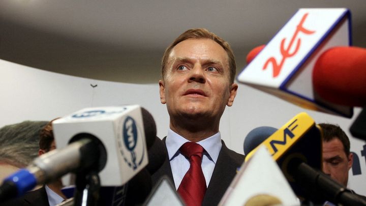 Alors président de la Plateforme civique, Donald Tusk s'exprime face à la presse le 22 septembre 2005. (KRZYSZTOF MYSTKOWSKI / KFP / AFP)