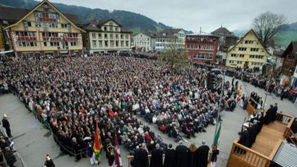 La population d'Appenzell réunie sur la place de la ville pour prendre part au vote. (AFP/Sébastien Bozon)