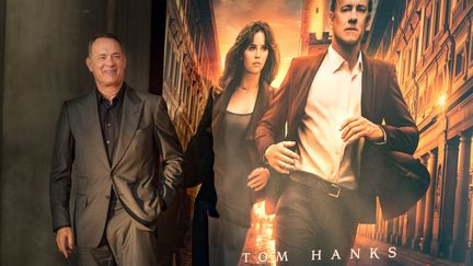 Tom Hanks à côté de l'affiche d'"Inferno", à Florence (6 octobre 2016)
 (Christopher Polk / Getty Images North America / AFP)