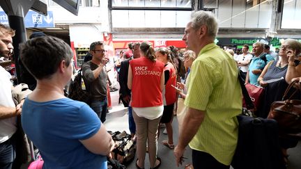 Les agents SNCF au secours des voyageurs désemparés à la gare Montparnasse, le 27 juillet 2018. (GERARD JULIEN / AFP)