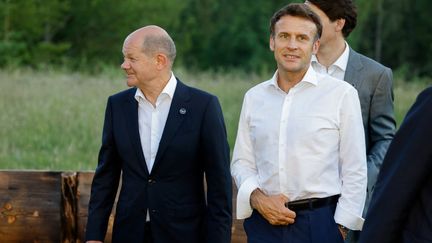 Le chancellier allemand Olaf Scholz et Emmanuel Macron lors d'un dîner du G7 à Elmau Castle, en Allemagne, le 26 juin 2022.&nbsp; (LUDOVIC MARIN / AFP)