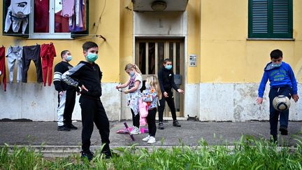 Des enfants jouent devant leur immeuble du quartier de San Basilio à Rome (Italie), le 18 avril 2020.&nbsp; (ALBERTO PIZZOLI / AFP)