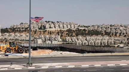 Le drapeau américain le long d'une autoroute que devrait emprunter le président américain Joe Biden lors de sa visite, près de la colonie israélienne de Har Homa à Jérusalem-Est, le 12 juillet 2022. (AHMAD GHARABLI / AFP)