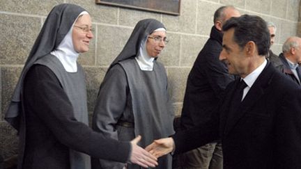 Nicolas Sarkozy visite la cathédrale du Puy-en-Velay, le jeudi 3 mars 2011. (AFP/Philippe Wojazer)