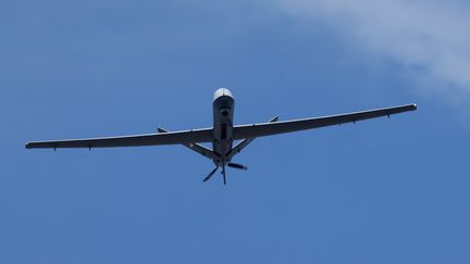 Un drone Reaper a survolé les Champs-Elysées lors du défilé militaire aérien, le 14 juillet 2022. (LUDOVIC MARIN / AFP)