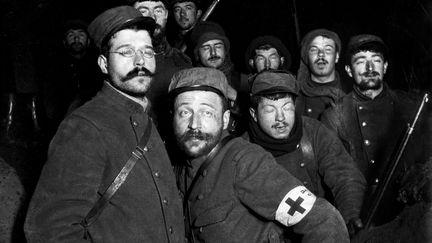 Des soldats français posent avec un assistant médical à Saint-Jean-D'Ormont (Vosges), le 1er janvier 1915. (FRANTZ ADAM / AFP)